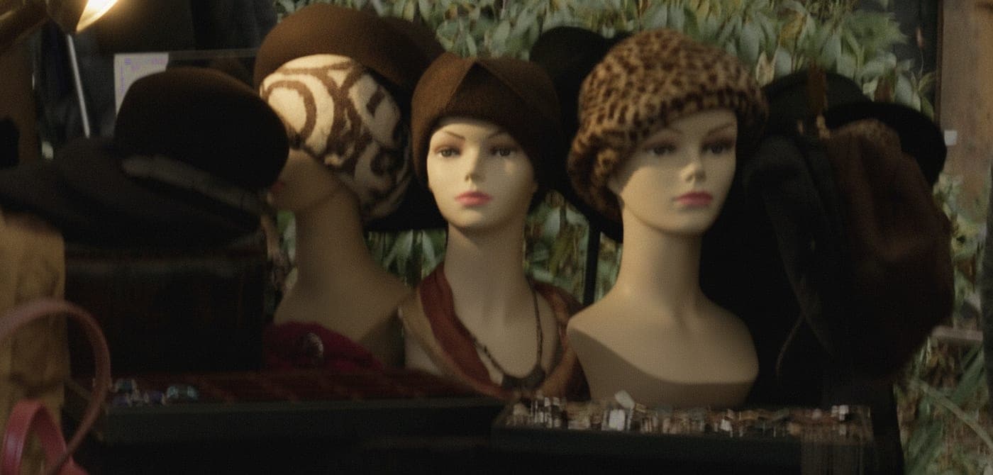 Vintage-Hüte auf Köpfen im Schaufenster von C’EST MOI